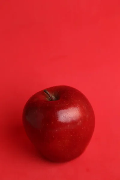 Vertikal Bild Ett Rött Äpple Röd Bakgrund — Stockfoto