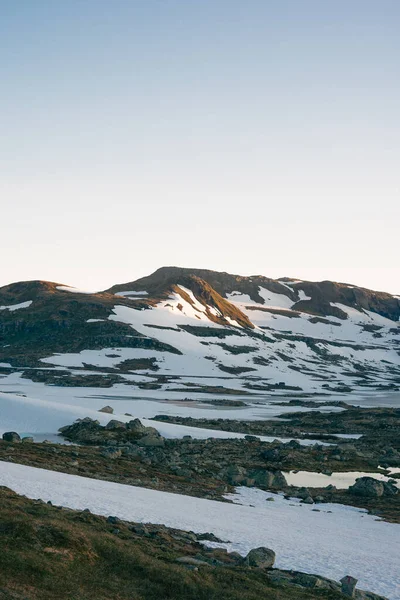 Tepedeki Kar Taşların Dikey Görüntüsü — Stok fotoğraf