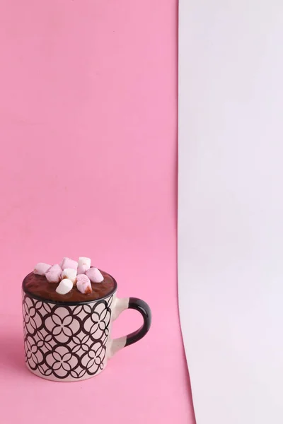 Coklat Coklat Manis Yang Meleleh Dalam Cangkir Dengan Marshmallow — Stok Foto