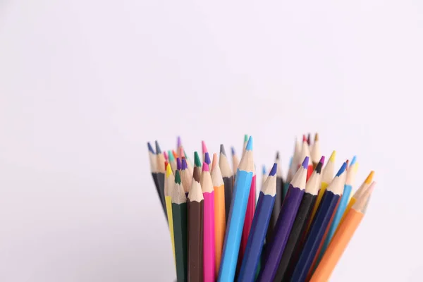 배경에 색으로 연필들이 데어우러져 예술과 창조를 — 스톡 사진
