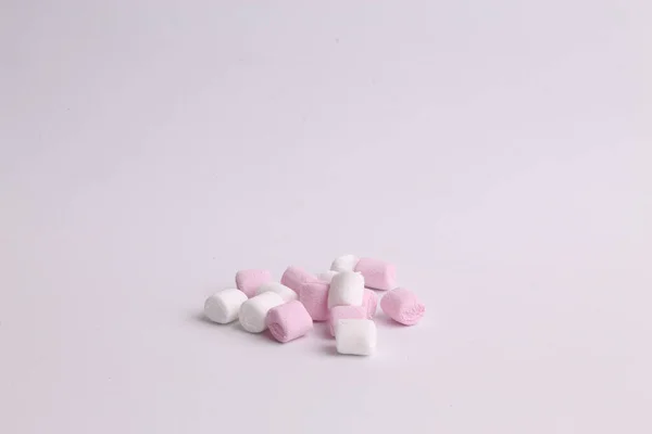 Een Hoge Hoek Shot Van Marshmallows Geïsoleerd Een Witte Achtergrond — Stockfoto