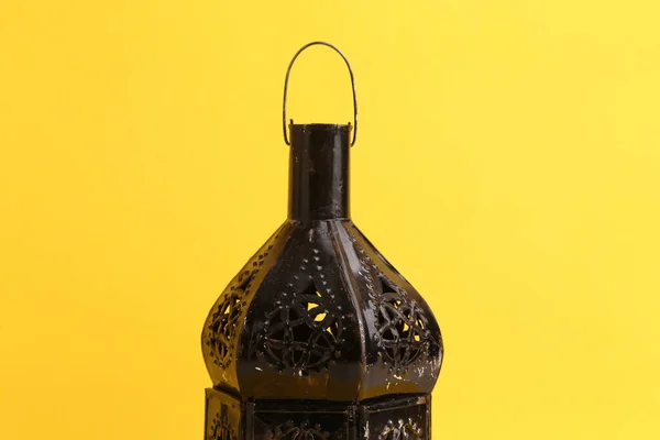 Detailní Záběr Marocké Dekorativní Lampy Žlutém Pozadí — Stock fotografie