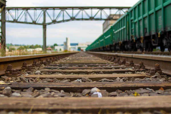 Eine Flache Aufnahme Einer Eisenbahn Und Eines Grünen Zuges — Stockfoto