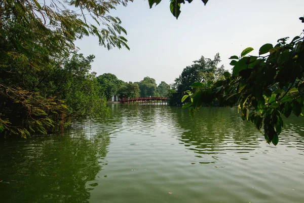 Belo Tiro Lago Com Uma Ponte Floresta Hanói Vietnã — Fotografia de Stock