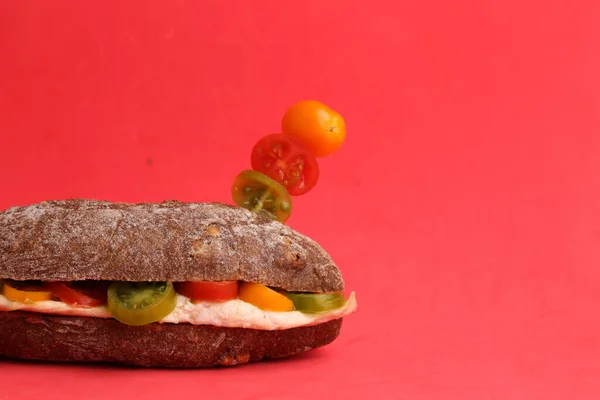 Tiro Close Delicioso Sanduíche Feito Com Pão Marrom Vários Tomates — Fotografia de Stock