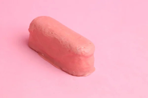 Een Closeup Van Een Aardbei Snoepreep Een Roze Achtergrond — Stockfoto
