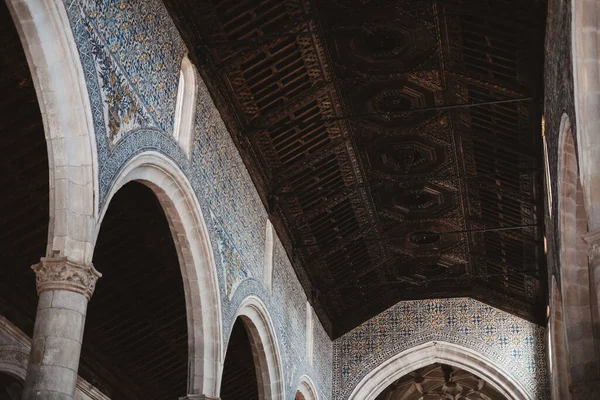 葡萄牙一个有着漂亮的建筑设计 柱子和马赛克拱门的内部照片 — 图库照片