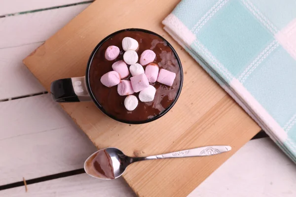 Bir Kupa Sıcak Çikolata Marşmelov Mutfak Masasında Bir Kaşık — Stok fotoğraf