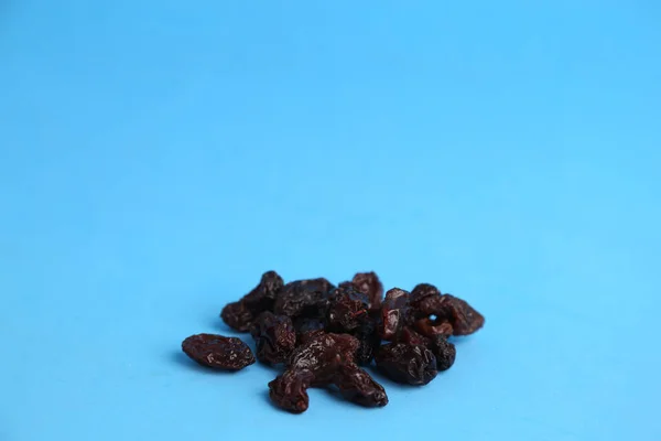 Gros Plan Raisins Secs Sur Une Surface Bleue — Photo