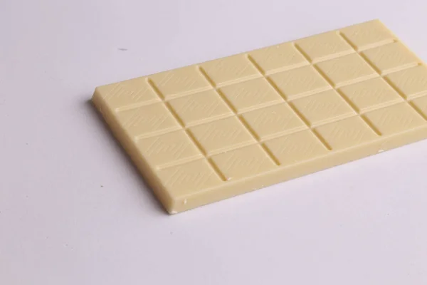 Una Barra Chocolate Blanco Sobre Una Superficie Blanca — Foto de Stock