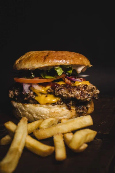 Close Delicioso Hambúrguer Com Batatas Fritas Uma Superfície Madeira — Fotografia de Stock