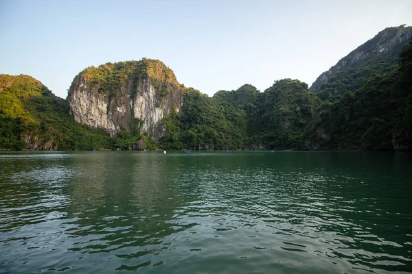 越南哈龙湾的南中国海及悬崖 — 图库照片