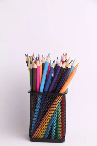 白い背景に金属製の容器に彩色された木製の鉛筆の垂直ショット — ストック写真