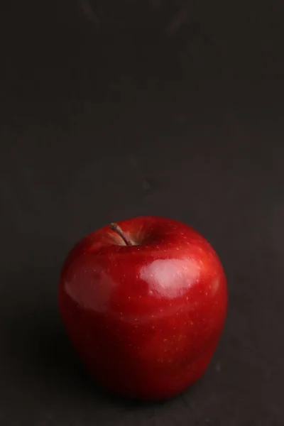 Vertikal Bild Ett Rött Äpple Svart Bakgrund — Stockfoto