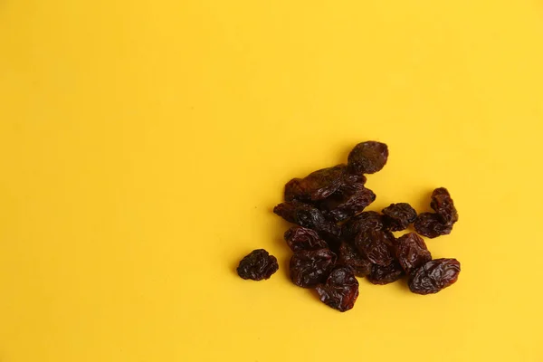 Close Shot Organic Seedless Sweet Raisins Isolated Yellow Background — Stock Photo, Image
