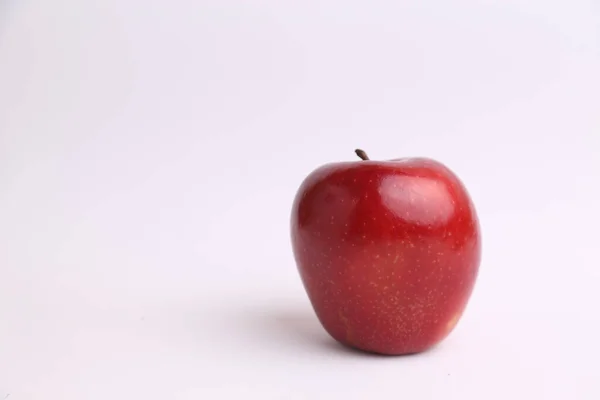 Primer Plano Una Manzana Roja Sobre Fondo Monocromo — Foto de Stock