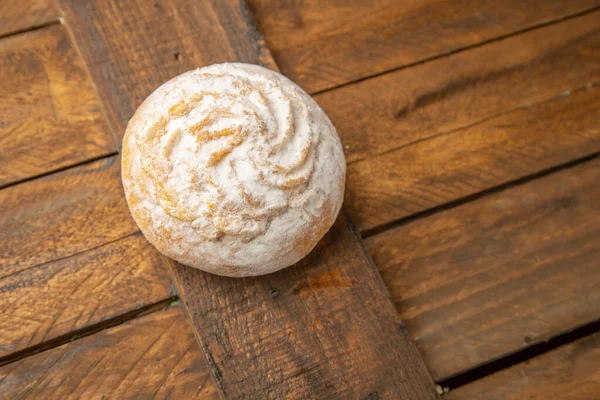 Eine Draufsicht Auf Ein Kokosgebäck Mit Zuckerpuder Auf Einem Holztisch — Stockfoto