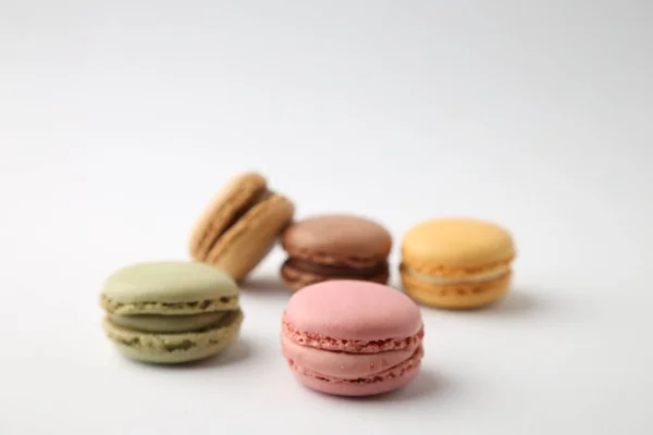 Eine Gruppe Farbenfroher Schmackhafter Macarons Auf Weißem Hintergrund — Stockfoto