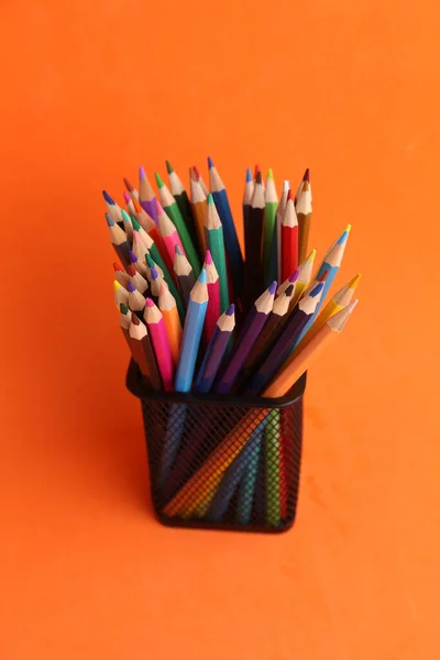 오렌지 배경에 용기에 색깔이 연필을 수직으로 — 스톡 사진