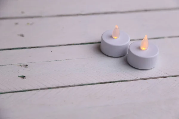 木制底座上的玩具蜡烛的高角镜头 — 图库照片