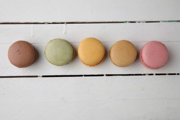 Uma Vista Superior Macarons Coloridos Fundo Branco — Fotografia de Stock