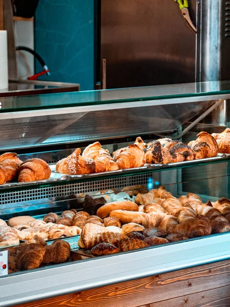 Tiro Vertical Pão Croissant Exibido Padaria — Fotografia de Stock