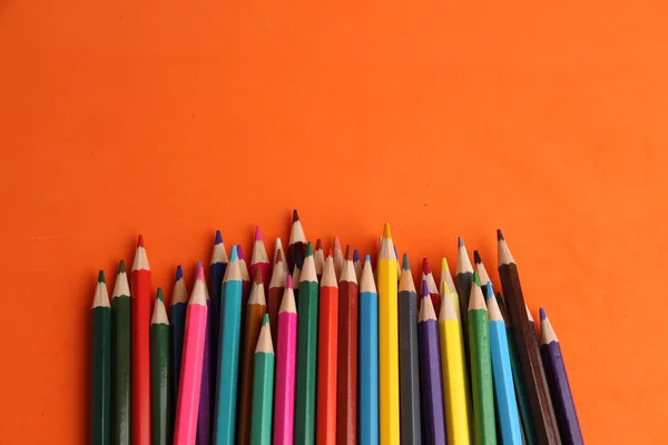 Une Vue Dessus Tas Crayons Couleur Vifs Isolés Sur Fond — Photo