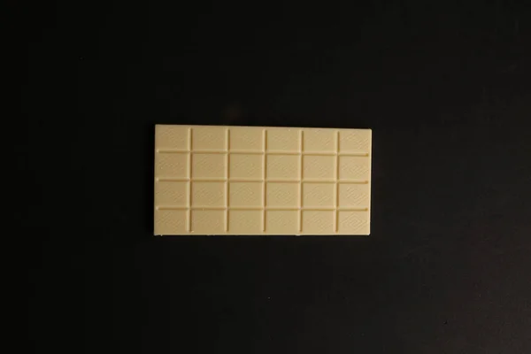 Una Barra Chocolate Con Leche Aislada Sobre Fondo Negro —  Fotos de Stock