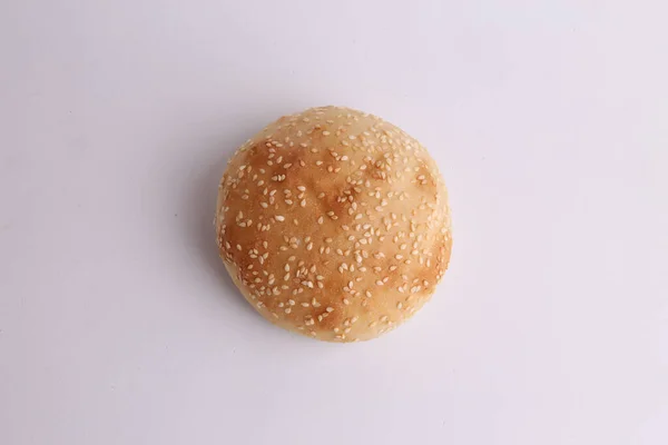 白い表面に隔離された自家製パンの高角度ショット — ストック写真