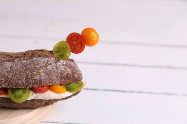 Close Sanduíche Peito Frango Com Tomates Cereja Arco Íris Uma — Fotografia de Stock