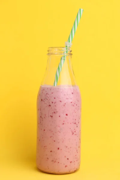 Ein Vertikaler Schuss Brombeer Smoothie Einer Glasflasche Mit Einem Strohhalm — Stockfoto