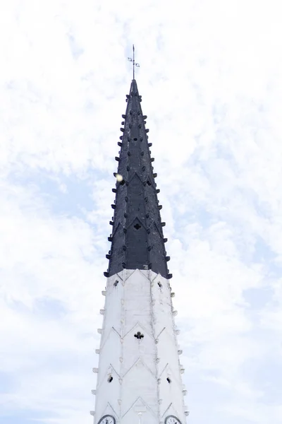 フランス アルス レのサン テティエンヌ教会鐘楼の垂直ショット — ストック写真