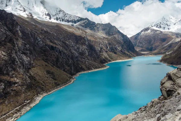 Lago Paron Rodeado Por Montanhas Rochosas Sob Céu Nublado Peru — Fotografia de Stock