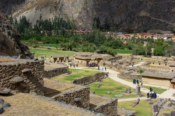 Ollantaytambo Peru Νοέμβριος 2019 Τουρίστες Εξερευνούν Ερείπια Του Αρχαιολογικού Πάρκου — Φωτογραφία Αρχείου