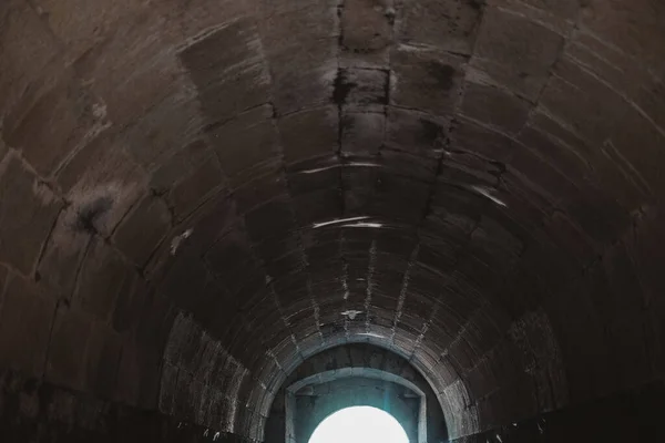 ポルトガルの石のトンネルの中の低角度のショット — ストック写真