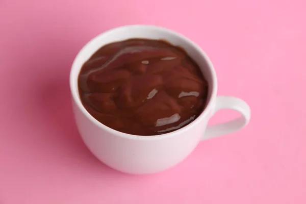 Close Pudim Chocolate Uma Xícara Isolada Fundo Rosa — Fotografia de Stock