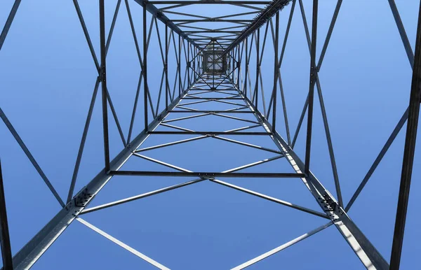Nízký Úhel Záběru Vysílací Věže Pro Chytré Telefony — Stock fotografie