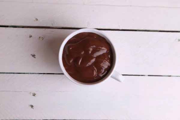 Uma Vista Superior Uma Xícara Branca Chocolate Isolado Fundo Madeira — Fotografia de Stock