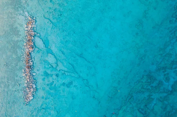 Uma Vista Aérea Mar Azul Claro Com Rochas — Fotografia de Stock