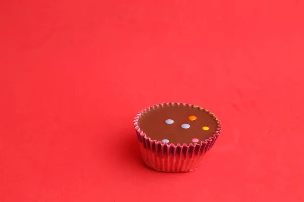 Colpo Alto Angolo Cupcake Cioccolato Fatto Casa Una Superficie Rossa — Foto Stock