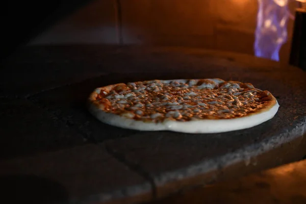 식당의 주방에서 맛있는 피자를 만드는 요리사 — 스톡 사진