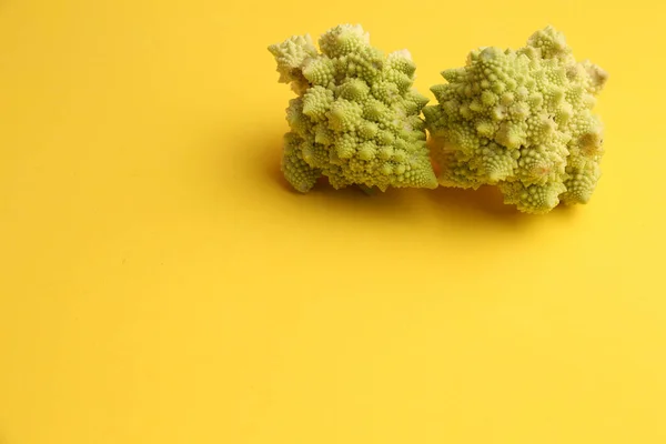 Zwei Stücke Romanesco Gemüse Auf Gelbem Hintergrund — Stockfoto
