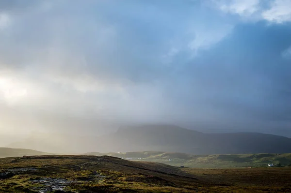 Una Vista Impresionante Las Nubes Lluvia Vistas Sobre Quiraing Isla — Foto de Stock