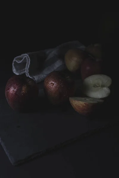 Tiro Vertical Maçãs Frescas Com Gotas Água Tábua Ardósia — Fotografia de Stock