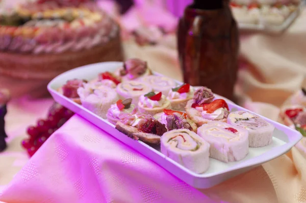 Ein Tisch Mit Snacks Auf Einem Weißen Tablett — Stockfoto