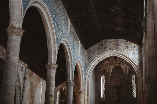 修道院小礼拜堂里一帧漂亮的拱形柱子 — 图库照片