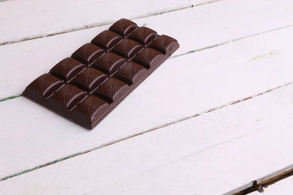 Egy Nagy Szögű Felvétel Egy Tábla Étcsokoládéról Fehér Felületen — Stock Fotó