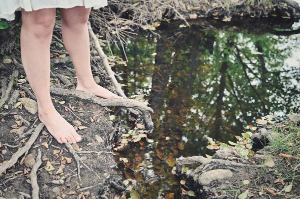 Les Jambes Femme Pieds Nus Près Lac Avec Reflet Arbres — Photo