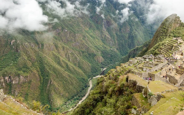 秘鲁马丘比丘的风景在白天被雾覆盖 — 图库照片
