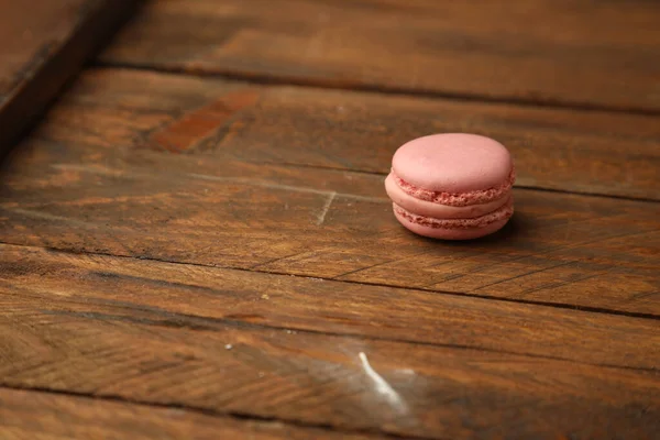一个美味的粉红马卡龙在一个木制厨房桌子上 — 图库照片